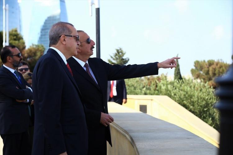 <p>Türkiye Cumhurbaşkanı Recep Tayyip Erdoğan, Kafkas İslam Ordusu'nun teşkili ve Bakü'nün kurtuluşunun 100. yıl dönümü törenlerine iştirak etmek için geldiği Azerbaycan'da, Cumhurbaşkanı İlham Aliyev ile 20 Ocak şehitlerinin defnedildiği Şehitler Hiyabanı'nı ziyaret etti.</p>
<p> </p>