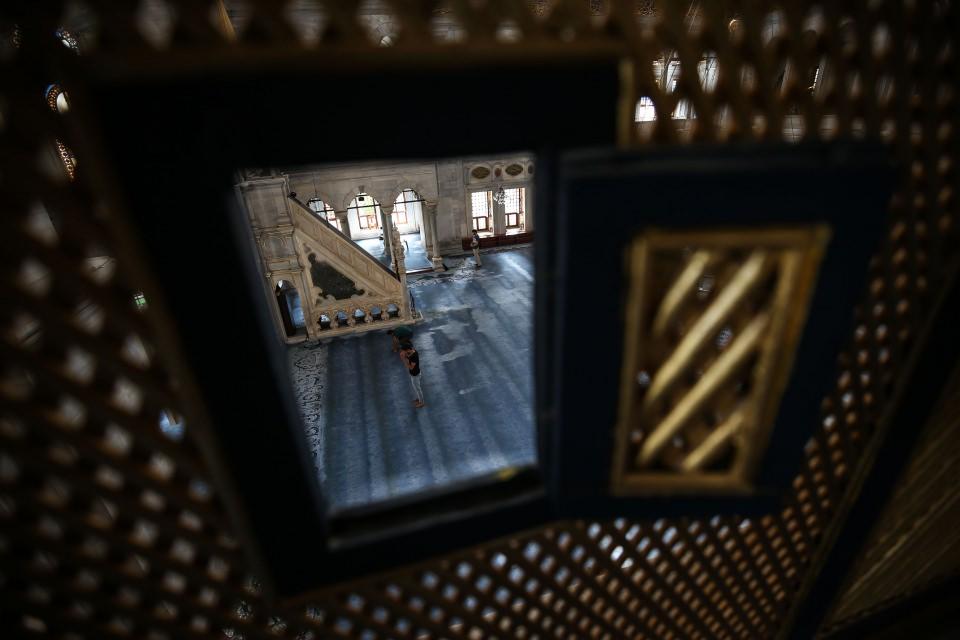 <p>İstanbul'un önemli ticaret merkezlerinden Kapalıçarşı'nın Nuruosmaniye çıkışında ve İstanbul'un yedi tepesinden ikincisinde yer alan, cami, hünkar kasrı, çeşme, kütüphane, iki sebil, medrese, türbe, aşevi ve dükkanlardan oluşan külliye, klasik dönem Selatin külliyelerinden farklılaşıyor. </p>
<p> </p>