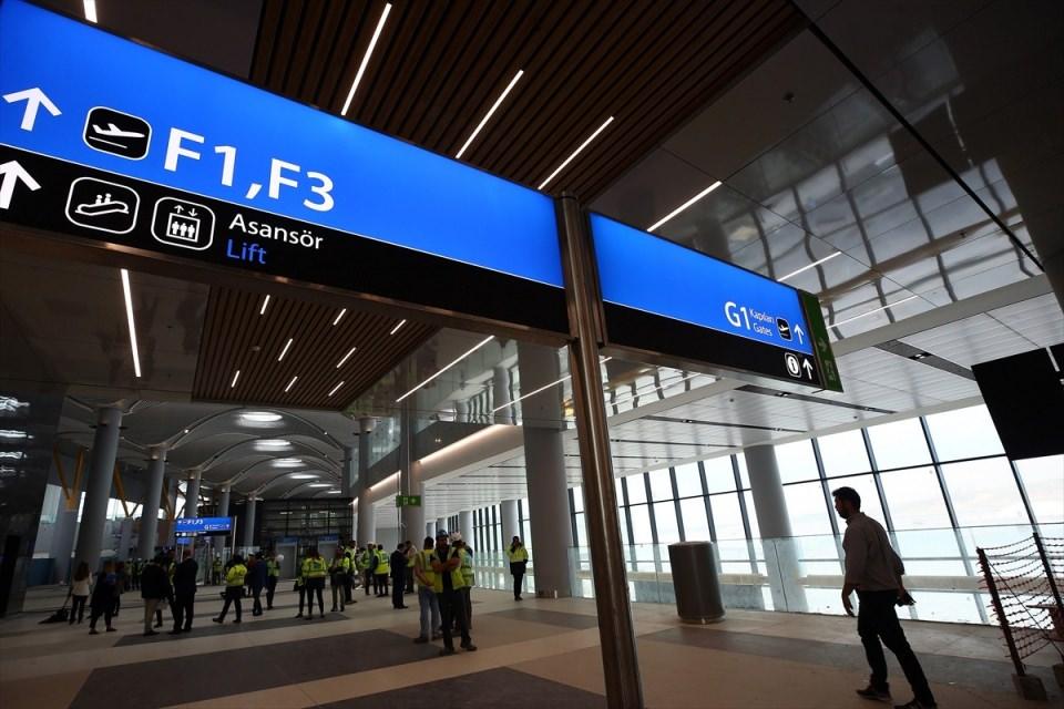 <p>Atatürk Havalimanı’nın İstanbul Yeni Havalimanı'na taşınmasına ilişkin Operasyonel Hazırlık ve Havalimanı Taşınması (ORAT) sürecine ilişkin basın toplantısı düzenlendi. Gazeteciler, toplantının ardından terminal binasını gezdi.</p>

<p> </p>
