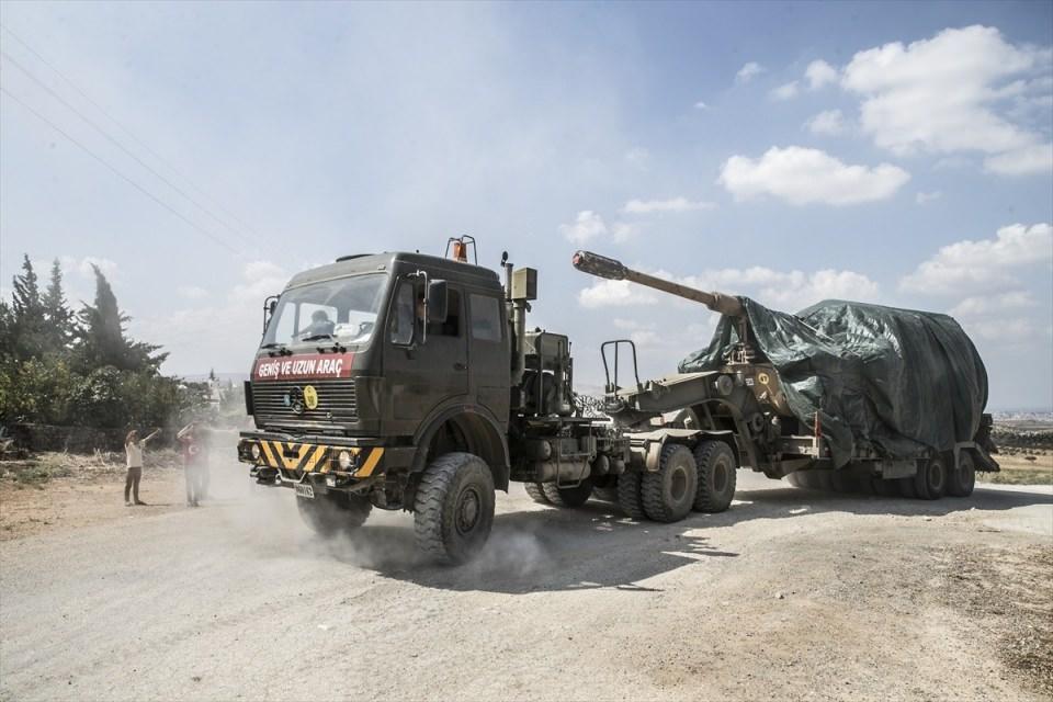 <p>Obüs ve tank yüklü tırlar ile personel taşıyıcılardan oluşan askeri konvoy, Hatay'ın Hassa ilçesinden geçtikten sonra güvenlik önlemleri altında Reyhanlı ilçesine ulaştı. </p>
<p> </p>