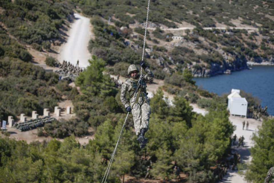 <p>Helikopter yöntemiyle de komandoların operasyon bölgelerine helikopterle hızlı ve güvenli şekilde intikali sağlanıyor.</p>
