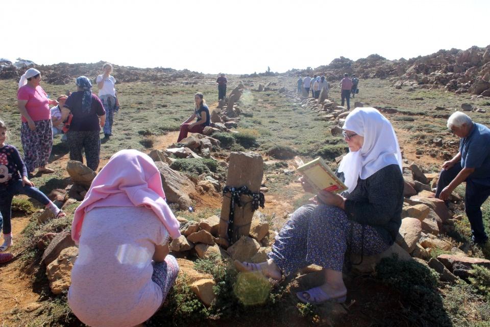 <p>Ertesi sabah şafak vakti Eren Dede Türbesi ziyareti yapıldıktan sonra dualar okunup, dilekler tutuluyor. </p>
