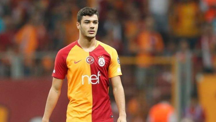 <p>Kasımpaşa maçında Galatasaray ilk 11'inde mücadele eden 2000 doğumlu Ozan Kabak, maçta gösterdiği performansla sosyal medyada gündem oldu.</p>
