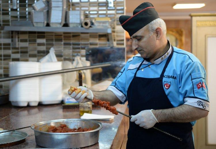 <p>Yüzyıllardan beridir yapılan bu yemeğin inceliklerini anlatan ustalar bunun için el lezzetinin iyi olması gerektiğini vurguluyor.</p>
