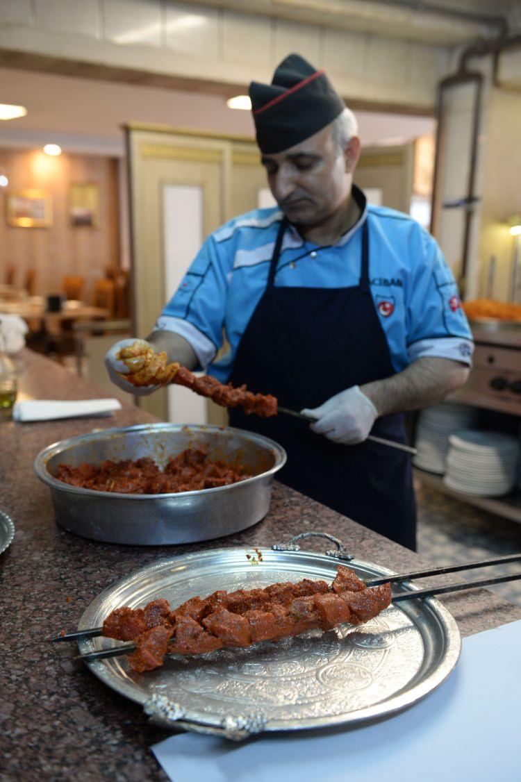 <p>Etlerin önceden terbiyelenmesi gerektiğini de belirten usta Malatya'ya yolu düşen herkesin yemesi gereken bir lezzet olduğunu da tavsiye ediyor.</p>
