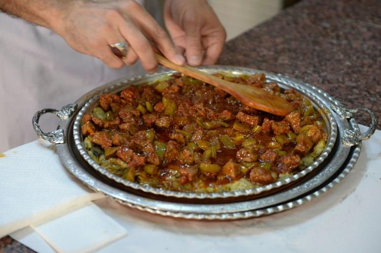<p>Osmanlı'nın son yıllarından günümüze kadar ulaşan eşsiz lezzet Geleli Kebabının eşsiz lezzetini sizler için araştırdık. İşte domates, biber, patlıcan ve bonfilenin birleşiminden oluşan eşsiz lezzet...</p>
