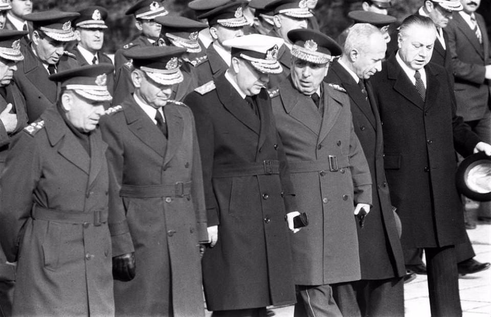 <p>Yüksek Askeri Şura (YAŞ) üyeleri Anıtkabir’i ziyaret etti. (Soldan sağa) Kara Kuvvetleri Komutanı Orgeneral Nurettin Ersin, Hava Kuvvetleri Komutanı Orgeneral Tahsin Şahinkaya, Deviz Kuvvetleri Komutanı Oramiral Nejat Tümer, Jandarma Genel Komutanı Orgeneral Sedat Celasun, Başbakan Bülend Ulusu ve Milli Savunma Bakanı Ümit Haluk Bayülken</p>
<p> </p>