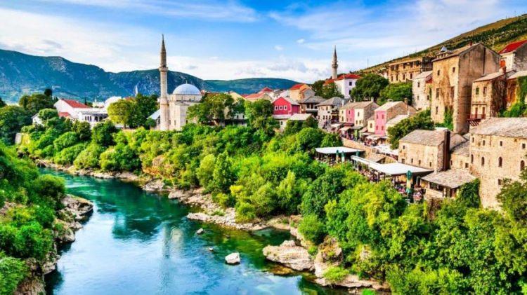 <p>Şehir barındırdığı eserlerle Osmanlı mirasını çok iyi taşıyor. Yine Avusturya Macaristan İmparatorluğu’ndan kalma yapılar da başkent Saraybosna’da dikkat çeken yerler.</p>
<p> </p>