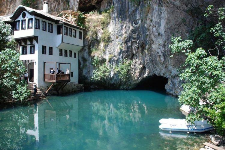<p>Bosna Hersek’in başkenti Saraybosna’ya 160 kilometre kadar mesafedeki Poçitel, nehri, hamamları, saat kulesi, mimarisi ile aslına ve geçmişine sadık kalmış bir Osmanlı yerleşimi.</p>
<p> </p>