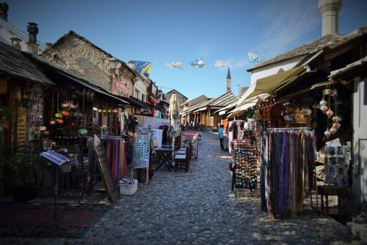 <p>2002 sayımına göre 11 bin civarı nüfusuyla Bosna Hersek’in sakin, aslına uygun, özüne sadık, ancak Bosna’nın genelinde olduğu gibi yorgun ve yalnız bir köy burası.</p>
<p> </p>