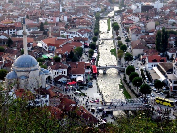 <p>Günümüzde Birleşmiş Milletler üyesi ülkeler dahil 112 ülke tarafından tanınmasına rağmen bir 'de facto' ülkesi olarak kabul ediliyor. Yani Kosova’yı ülke olarak tanımayan çok sayıda ülke ve uluslararası organizasyon bulunuyor.</p>
<p> </p>