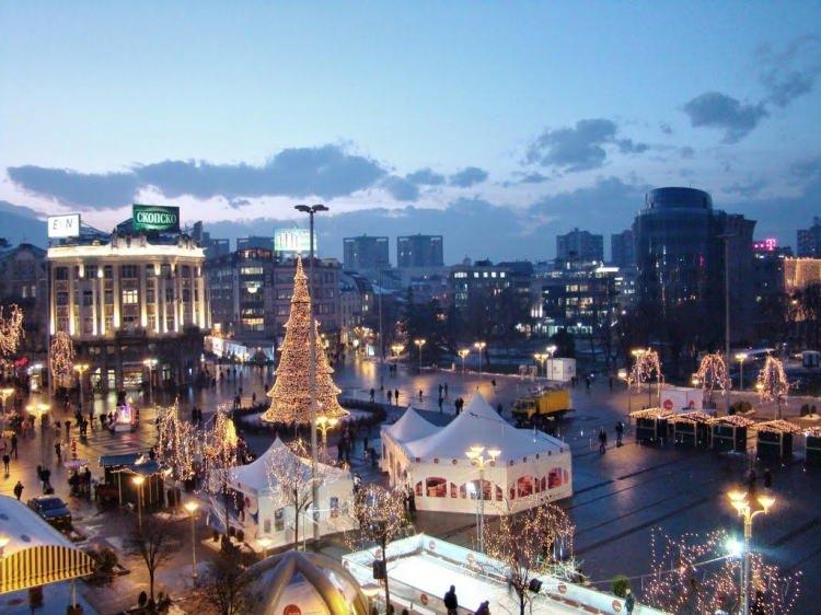 <p>Vize istemeyişi, Türk kültürüne yakın izler taşıması, tarihi ve turistik yerleri Makedonya’yı cazip kılıyor. Üsküp’te baş çarşı, kale ve Osmanlı camileri gezilebilir.</p>
<p> </p>