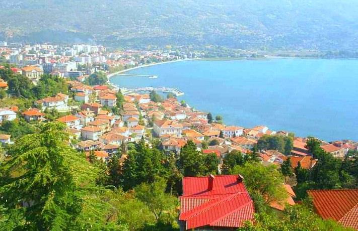 <p>UNESCO tarafından dünya mirası listesine alınan Ohri'de Makedonya gezinizde mutlaka görmeniz gereken yerlerin başında geliyor. Ohri tarihi ve doğal güzellikleriyle müthiş bir yer.</p>
<p> </p>