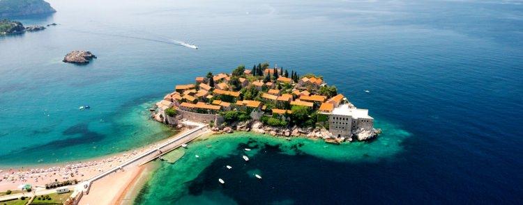 <p>Karadağ’a uçakla gidebilmek için başkent Podgorica’ya uçmanız gerekiyor.</p>
<p> </p>