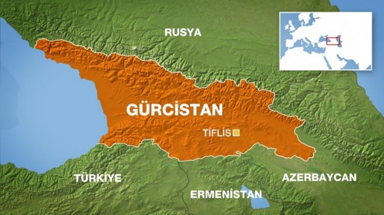 <p><strong>GÜRCİSTAN </strong><br />
Türklerin vizesiz hatta pasaportsuz bile gidebileceği Gürcistan sınır komşumuz bir ülke.</p>