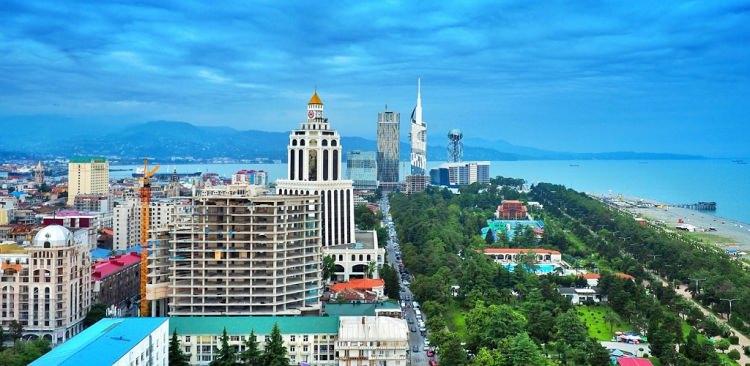 <p>Gürcistan’ın en turistik şehri Batum. Karadeniz kıyısı bu kentte otel, yeme içme seçenekleri güzel.Başkent Tiflis tarihi eserleriyle dikkat çekse de Batum-Tiflis arası karayoluyla geçecekseniz yolların bozukluğundan dert yanabilirsiniz.</p>
<p> </p>