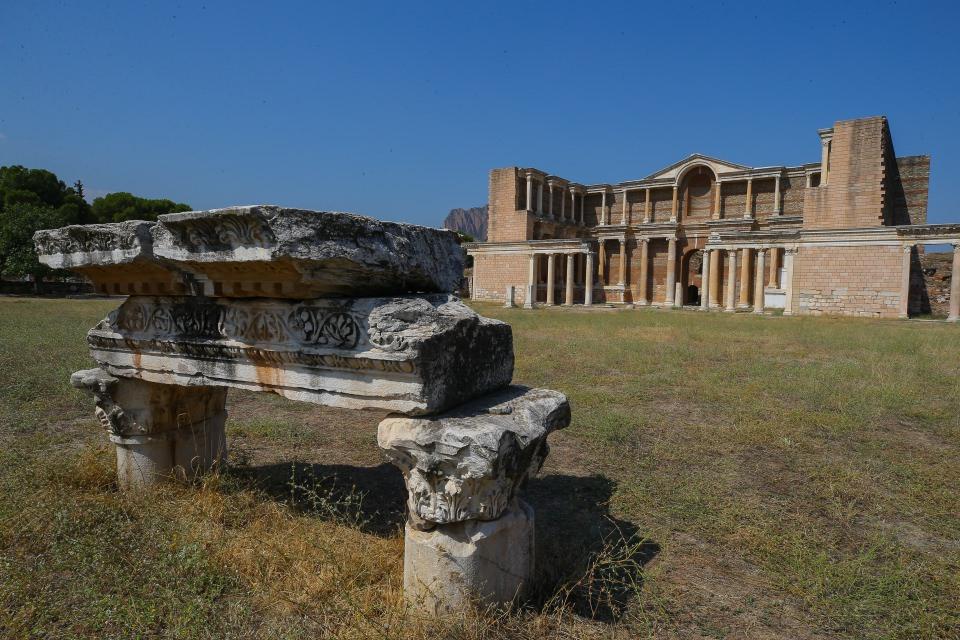 <p>Tarihte ilk madeni parayı basan Lidya Krallığı'nın başkenti Sardes Antik Kenti, UNESCO'da kalıcı olmayı hedefliyor.</p>
