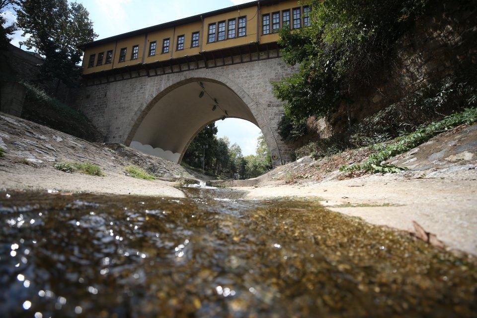 <p>Köprünün hem Evliya Çelebi hem de Katip Çelebi'de farklı şekilde anlatıldığını aktaran Kaplanoğlu, "Güya Orhan Bey döneminde bir savaşçının bu kayalardan ses gelmesi nedeniyle düşman sanıp kılıcını kayaya vurması sırasında 'ırgalayarak' yani hareket ederek oradan bir hazine çıkmış. Savaşçı bu hazineyi Orhan Bey'e götürmüş. Orhan Bey de bu paranın ona ait olduğunu belirtip bir hayır yapmasını önerdiği, onun da bu durum üzerine köprüyü yaptırdığı söylenir." ifadelerini kullandı. </p>
