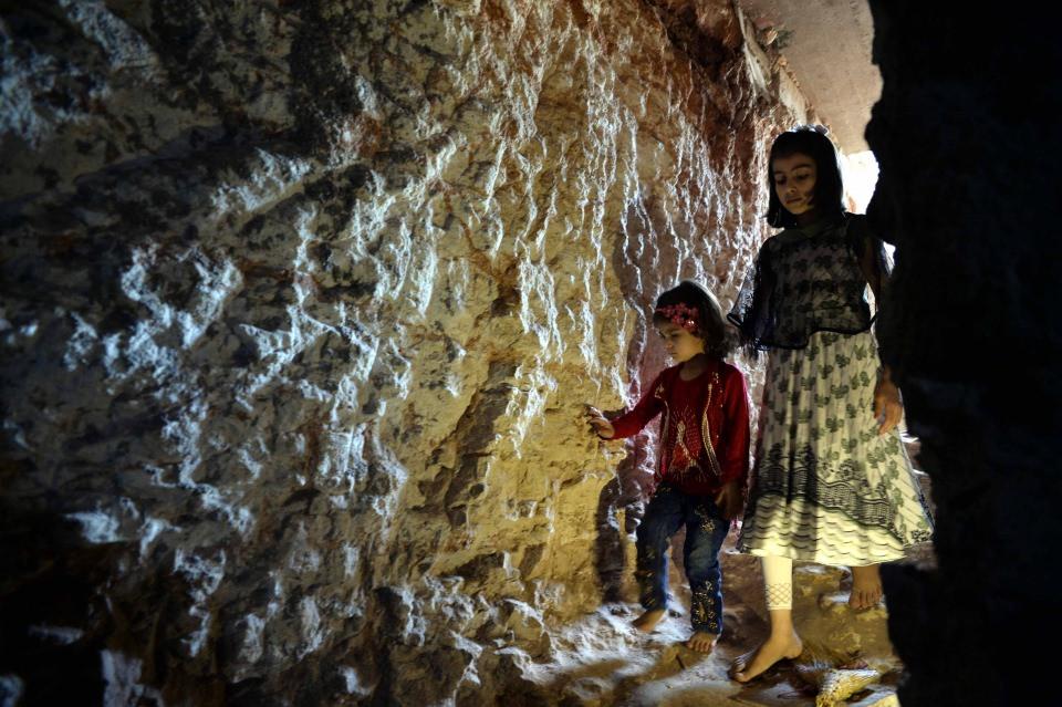 <p>Suriye rejiminin Deraa kentini ele ge&ccedil;irmesinin ardından yeni hedef olarak belirlediği İdlib&rsquo;e, Rusya&rsquo;nın desteğiyle hava saldırısı başlatmasının ardından 4 milyon kişinin yaşadığı kentte tedirginlik başladı. Rusya ve Suriye u&ccedil;aklarının kırsalını bombaladığı İdlib&rsquo;de, rejim birlikleri karadan da aynı b&ouml;lgeleri ateş altına aldı. Son birka&ccedil; g&uuml;nd&uuml;r hava saldırılarının azaldığı kentin kırsalının top&ccedil;u atışlarıyla ateş altına almaya devam edildiği kentte, siviller de yaşananları yakından takip ediyor.</p>

<p>&nbsp;</p>
