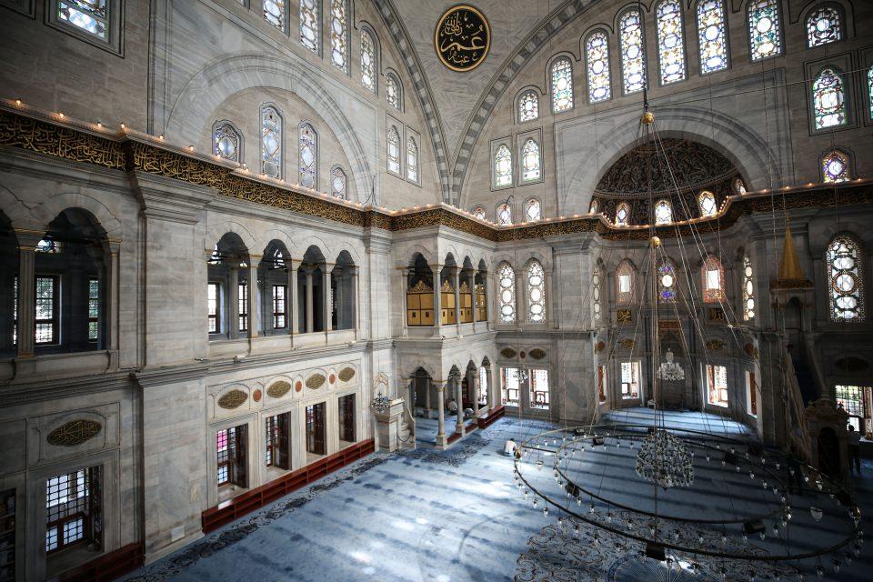 <p>Renkli vitray pencereler ve mihrap duvarında yarım daire şekli ve kiliselere benzeyen mihrap çıkıntısı ile taş işçiliğindeki Barok oylumlarla büyük bir devrim yapıldı.</p>
