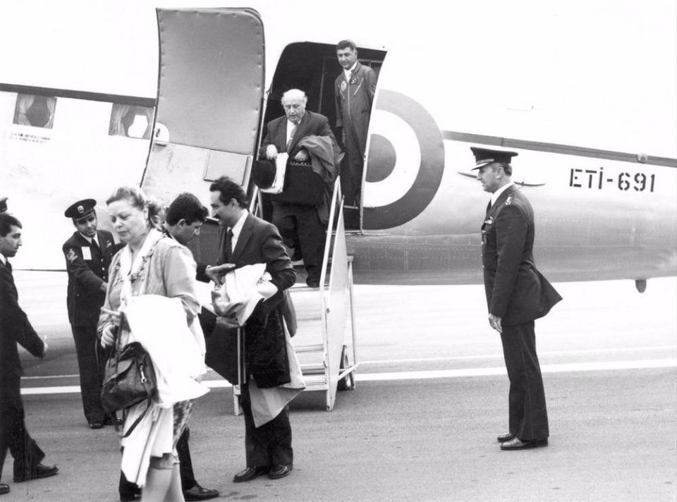 <p>12 Eylül askeri darbesiyle milletvekilliği sona eren ve gözaltına alınan Başbakan Süleyman Demirel (uçaktan iniyor) ve CHP Genel Başkanı Bülent Ecevit (sol 5) eşleri Nazmiye Demirel (önde) ve Rahşan Ecevit ile birlikte kaldıkları Çanakkale Gelibolu Hamzaköy’deki Türk Silahlı Kuvvetleri misafirhanesinden alınarak Etimesgut Askeri Havaalanı’na getirildi.</p>
<p> </p>