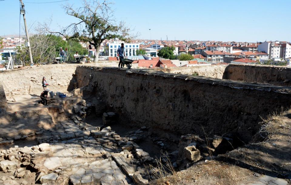 <p>Adıbelli, atölyelerin, höyüğün bir tarafına yayılmış durumda olduğunu tahmin ettiklerini vurgulayarak, "Bir bölgenin komple ocaklarla kaplı olduğunu gördük. Bunların hepsini yıkıntı olarak ortaya çıkardık." diye konuştu.</p>
