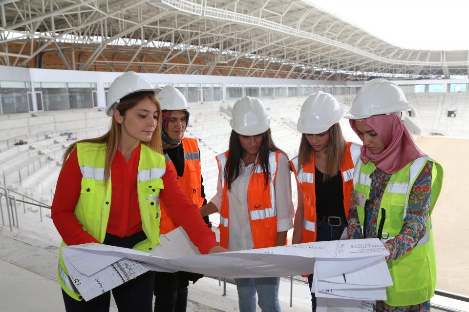 <p>Gençlik ve Spor Bakanlığınca yaptırılan 20 bin seyirci kapasiteli ve 150 milyon lira maliyetli yeni stadın projesinin yapımını üstlenen yüklenici firmada mimar Büşra Karaca, inşaat mühendisi Kübra Yeşilyurt, iş güvenliği uzmanları Çiğdem Polat ve Nurefşan Aydoğan ile iş güvenliği teknikeri Ceyda Yılmaz görev yapıyor.</p>

<p> </p>
