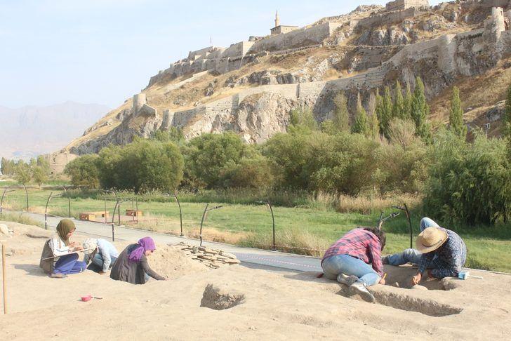 <p><strong>Takılarıyla ve çanak, çömleğiyle gömülmüş kadınlara ait buluntular, daha çok Urartu mezarlığından geliyor. Bu höyük ortamında ilk defa karşılaşılan durumdur. Kadınların gömülürken öteki dünyada yanına katı yiyeceklerinin konulacağı bir tabak ve içeceğinin konulacağı bir testi türünde bir kabın olduğunu burada da görmüş olduk. Bu da ilginç bir veri olarak karşımıza çıkıyor" </strong>açıklamasında bulundu.</p>
