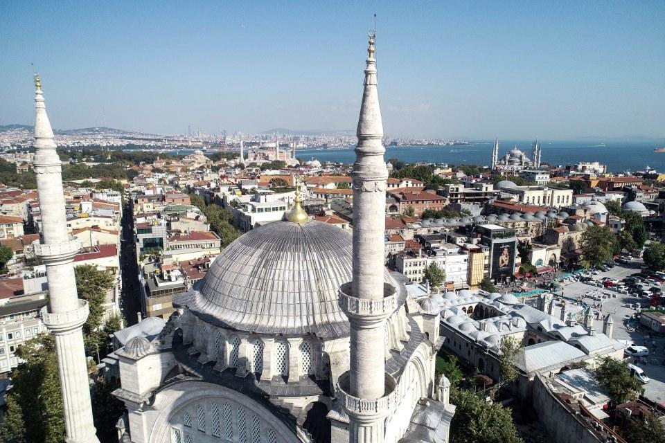 <p><strong>"Devrinin en muhteşem eserlerinin başındadır"</strong></p>

<p>İstanbul Teknik Üniversitesi (İTÜ) Mimarlık Fakültesi Öğretim Üyesi Doç. Dr. Aras Neftçi, AA muhabirine yaptığı açıklamada, Nuruosmaniye Camisi ve Külliyesi'nin Osmanlı döneminin son büyük külliyesi olduğunu hatırlattı.</p>
