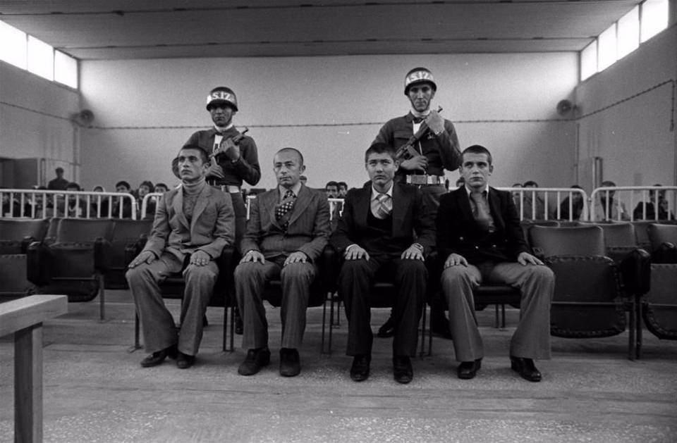 <p>16 Mayıs 1978’de Ankara’nın Keçiören ilçesinde 7 kişinin öldürüldüğü Piyangotepe katliamı sanıkları Sıkıyönetim Mahkemesi’nde yargılandı.</p>