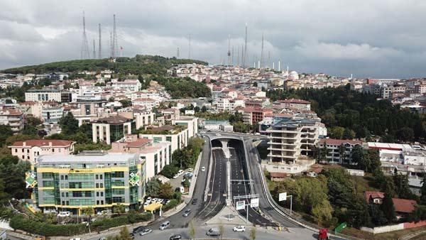 <p> Çamlıca camisi, 7 metre 77 santimetre boyundaki dünyanın en büyük alemine sahip. </p>
