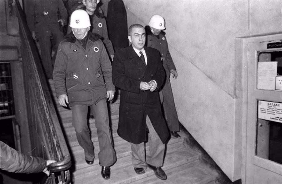 <p>Konya ve İstanbul Cumhuriyet Savcılıklarının istemi üzerine Ankara Cumhuriyet Savcılığı’na getirilen Türkiye İşçi Köylü Partisi (TİKP) Genel Başkanı Doğu Perinçek’in (ortada) ifadesine başvuruldu.</p>