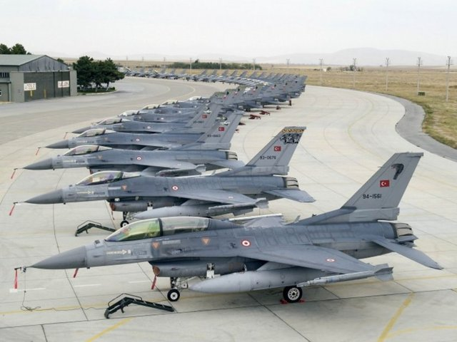 <p>TÜRKİYE - 207 SAVAŞ UÇAĞI</p>
<p>49 X F-4E </p>
<p>158 X F-16C </p>
<p>SİPARİŞİ VERİLEN: 100 X F-35A ve 12 X Hürkuş C</p>