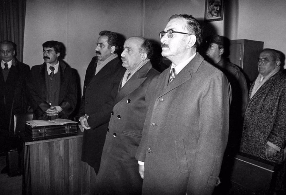 <p>Milliyetçi Hareket Partisi (MHP) eski milletvekilleri (soldan sağa) Sadi Somuncuoğlu, Turan Kocal ve Mehmet Irmak 7. Asliye Ceza Mahkemesi’nde toplantı ve gösteri yürüyüşleri yasasına muhalefette bulundukları gerekçesiyle yargılandılar.</p>