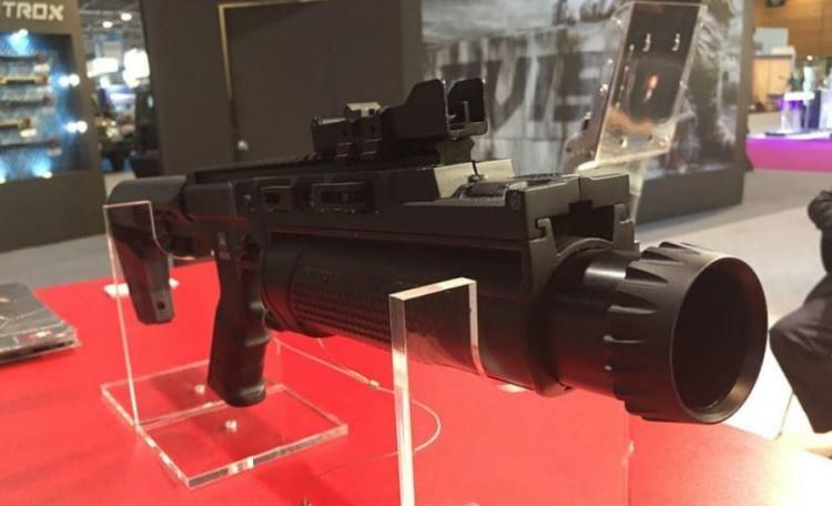 <p><strong>MEVCUT ÜRÜNLERDEKİ DEZAVANTAJLARI KALDIRIYOR</strong></p>
<p>Ata Silah'ın ürünü, tek yönden doldurulan ya da çift yönden doldurulduğunda piyade tüfeğiyle kullanımı güçleşen, istenildiği gibi atış yapılamayan mevcut ürünlerden farklı olarak iki yönden de kolay ve hızlı doldurulabilecek şekilde tasarlandı.</p>