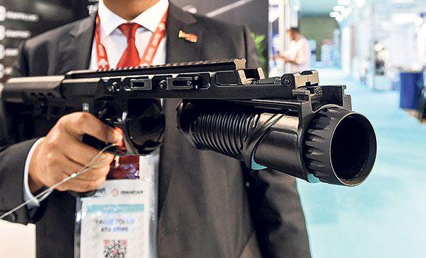 <p>BA 40 Bomba Atar, bunların yanında namlunun atış esnasında hareket etmemesi, namlu tam olarak kapanmadan ateşleme yapılamadığı için daha emniyetli olması, piyade tüfeği alanda kullanıldığında herhangi bir engel teşkil etmemesi dolayısıyla mevcut ürünlerden üstünlükler taşıyor.</p>
<p> </p>