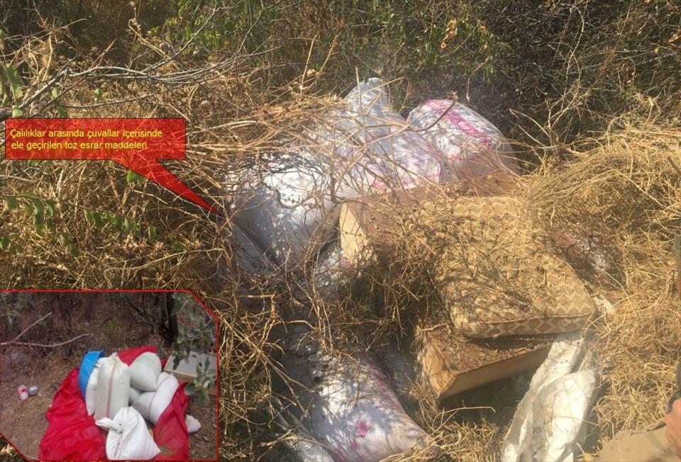 <p>Lice'ye bağlı Dibekköy-Çağdaş mahalleleri karayolu kenarına gömülmüş 100 kilogram amonyum nitrat ve şeker karışımı ile 12 kilogramlık iki mutfak tüpü içine hazırlanmış el yapımı patlayıcı yerinde imha edildi.</p>