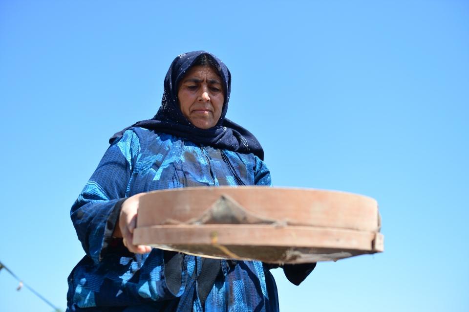 <p><strong>Kazılarda çalışmaktan keyif alıyorlar </strong></p>

<p>Kazı çalışmalarına katılan kadınlardan Medine Albur, AA muhabirine yaptığı açıklamada, Harran'ın tarihte sıkça geçtiğini söyledi.</p>
