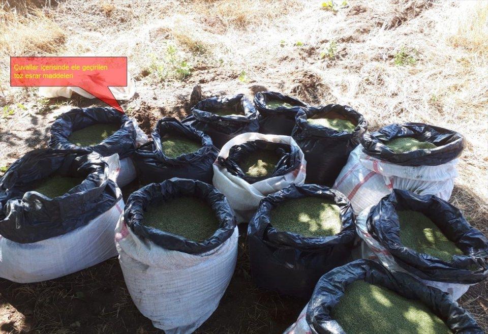 <p>Lice'ye bağlı Dibekköy-Çağdaş mahalleleri karayolu kenarına gömülmüş 100 kilogram amonyum nitrat ve şeker karışımı ile 12 kilogramlık iki mutfak tüpü içine hazırlanmış el yapımı patlayıcı yerinde imha edildi.</p>
<p> </p>