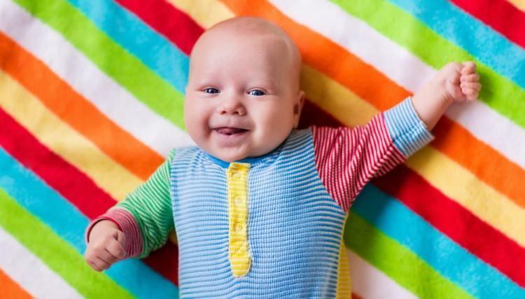 <p>Biz yetişkinlerde olduğu gibi her bebeğin ilgisin çeken ve o renkteki nesnelerin daha çok  hoşuna gittiği bir renk vardır. Peki bebeklerin o renkleri sevmesinin altında yatan etkenler neler? İşte o detaylar...</p>
