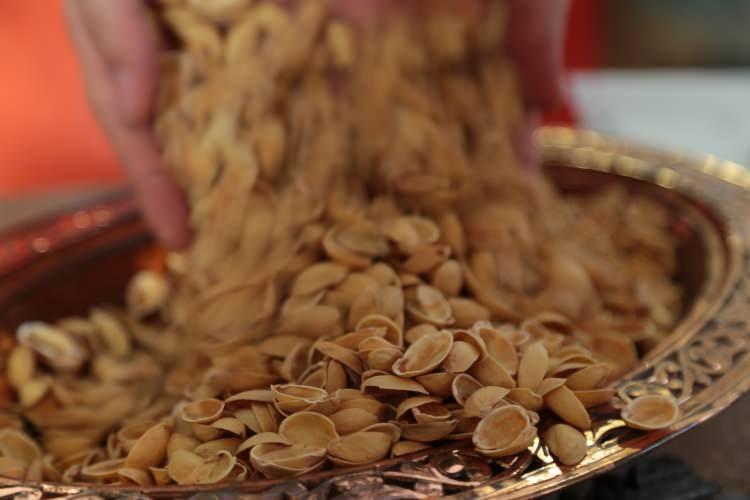 <p>Mozaik sanatçısı Gülçin Sökücü Gaziantep'in yerel oyunu olan çömçe gelinden esinlenerek yine şehrin en önemli besin kaynağı olan antep fıstıklarının kabukları ile bir rekor denemesi yaptı.</p>
