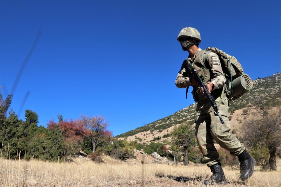 <p>Komutanlıkta temel eğitimlerini tamamlayan uzman erbaşlar için 16 hafta süresince düzenlenen tatbikata katılan askerler, her türlü zor durum ve şartta görev yapabilecek yeterliliğe erişiyor.</p>
<p> </p>