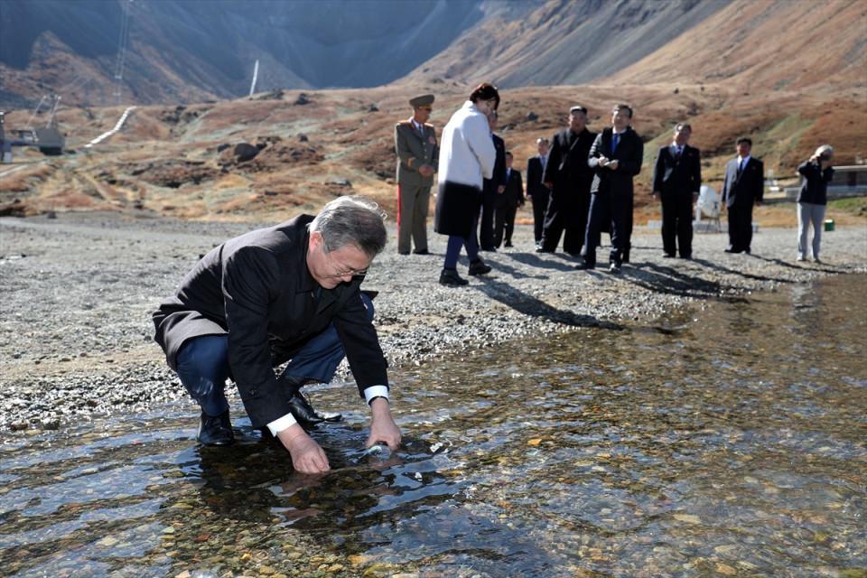 <p>Yonhap ajansının haberine göre, Kuzey Kore'nin başkenti Pyongyang'da düzenlenen liderler arası zirvenin ilk gününde, Kuzey Kore lideri Kim, 12 Haziran'da Singapur'da ABD Başkanı Donald Trump ile yaptığı tarihi zirveye yönelik çabalarından ötürü Güney Kore Devlet Başkanı Moon'a teşekkür etti.</p>

<p> </p>
