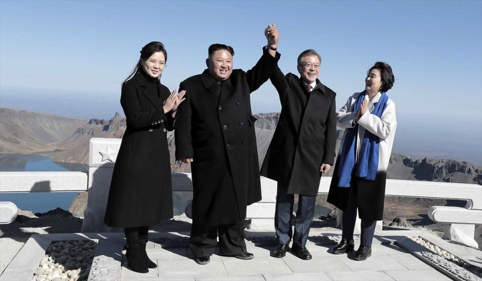 <p>Kuzey Kore ile Güney Kore arasındaki zirve kapsamında Kuzey Kore'de bulunan Güney Kore Devlet Başkanı Moon Jae-in ve eşi Kim Jung-sook, Kuzey Kore Devlet Başkanı Kim Jong-un ve eşi Ri Sol-ju ile birlikte Kuzey Kore'deki Baekdu Dağı'nı ziyaret etti.</p>
