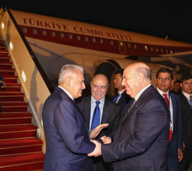<p>Yıldırım’ı havalimanında Azerbaycan-Türkiye Parlamentolar arası Dostluk Grubu Başkanı Ehliman Emiraslanov, Türkiye Bakü Büyükelçisi Erkan Özoral ve büyükelçilik çalışanları karşıladı. </p>

