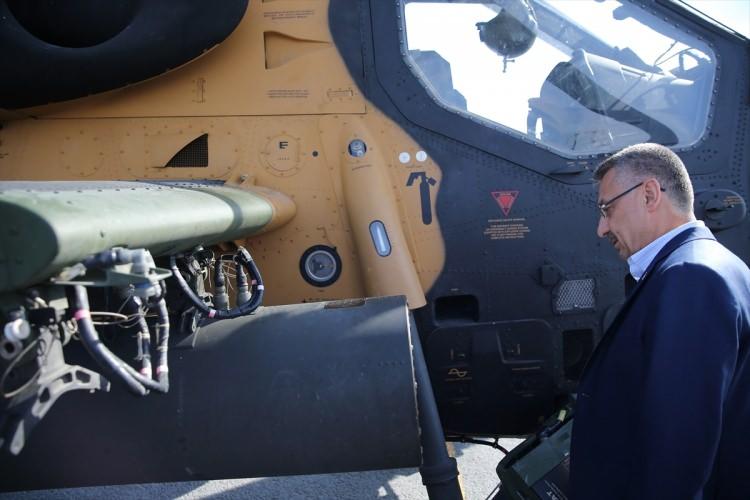 <p>CUMHURBAŞKANI YARDIMCISI FUAT OKTAY TEKNOFEST'TE</p>
<p>Festivalde bugünkü etkinlileri takip ederek, dereceye giren yarışmacılara ödüller takdim eden Fuat Oktay, basın mensuplarının soruları üzerine, "Cumhurbaşkanı'mız da sabah açıkladı. Kısmet olursa, 29 Ekim'de havalimanımızı açıyoruz. Zaten bunun gerekli testleri yapıldı.</p>