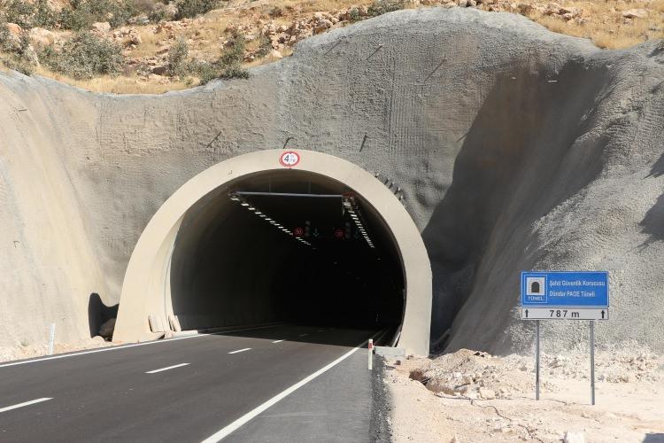 <p>Yaklaşık 21 yıl aradan sonra biri 700, diğeri 800 metre uzunluğundaki 2 tünel tamamlandı. Tünellerden biri açılırken, diğeri ise yol bağlantısına yönelik çalışmalar nedeniyle henüz hizmete alınmadı.</p>
