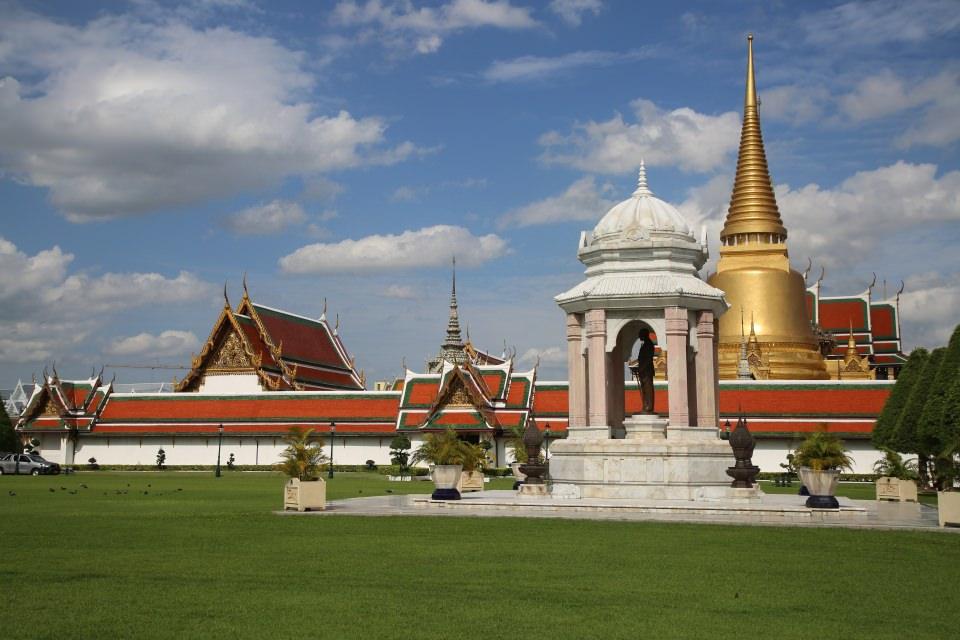 <p>Asya bölgesi turizminin vazgeçilmez duraklarından Güneydoğu Asya ülkesi Tayland, Buda figürleriyle dolu süslü tapınakları, kraliyet sarayları ve gece pazarları ile dikkati çekiyor.</p>
