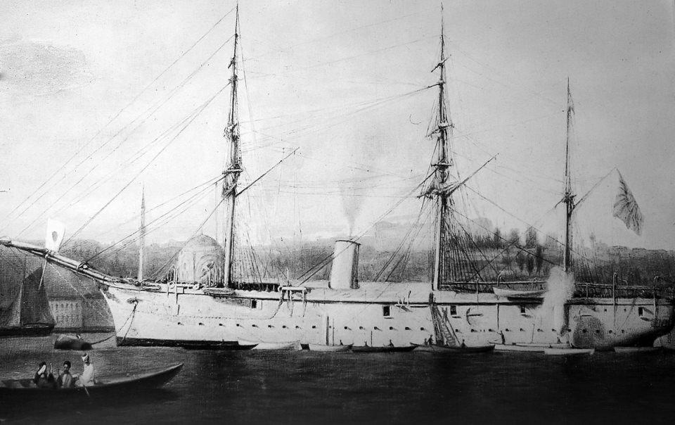 <p>Temmuz 1889'da İstanbul'dan ayrılan Ertuğrul Fırkateyni, güzergahı boyunca birçok limana uğradı. Fırkateyn, 11 ay sonra 7 Haziran 1890'da Japonya'nın Yokohama Limanı'na ulaştı.</p>

<p>Ertuğrul Fırkateyni uzun deniz yolculuğu sonrasında Yokohama’ya varmış ve bundan bir hafta sonra 13 Haziran'da Heyet Başkanı Osman Paşa, İmparator Meiji ile görüşerek Sultan 2. Abdülhamit’in gönderdiği kendi el yazılı mektup ve madalyayı vermişti. </p>

<p>Osmanlı heyeti, Japonya'da kaldığı 3 ay boyunca birçok temasta bulundu. Japon Deniz Kuvvetlerinin tayfun uyarısına rağmen Ertuğrul Fırkateyni 15 Eylül 1890'da Yokohama Limanı'ndan ayrıldı.</p>

