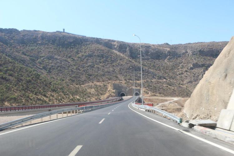 <p>Şırnak'ta, adı terör olaylarıyla anılan Cudi Dağı'ndan açılan ve Cizre, Silopi ile Şırnak'ı birbirine bağlayan 2 tünel, yaklaşık 21 yıl aradan sonra faaliyete alındı.</p>
